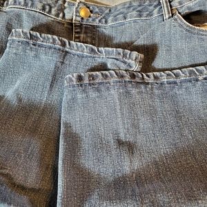 Avenue Straight leg 32 Average height 76% Cotton 22% Poly 2% Rayon